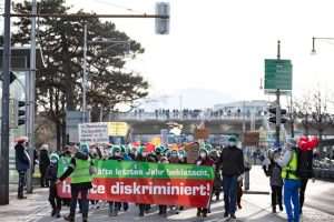 (FOTO) FREIBURG: Više od 3.000 ljudi na prosvjedu protiv korona mjera - istodobno održan i protuprosvjed