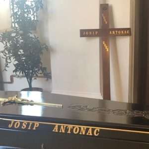 POSLJEDNJI ISPRAĆAJ U REGENSBURGU: Dugogodišnjeg svećenika vlč. Josipa Antonca vjernici HKM Regensburg ispratili dostojanstveno i u molitvi POSLJEDNJI ISPRAĆAJ U REGENSBURGU: Dugogodišnjeg svećenika vlč. Josipa Antonca vjernici HKM Regensburg ispratili dostojanstveno i u molitvi