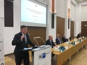 GUVERNER HNB-a BORIS VUJČIĆ U FRANKFURTU: Ulaskom u eurozonu Hrvatska će postati bolje i interesantnije odredište za strane investicije i njemačke turiste GUVERNER HNB-a BORIS VUJČIĆ U FRANKFURTU: Ulaskom u eurozonu Hrvatska će postati bolje i interesantnije odredište za strane investicije i njemačke turiste