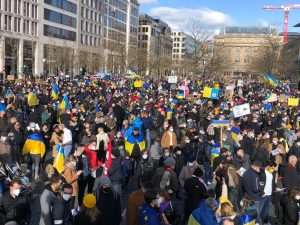 FRANKFURT/MÜNCHEN/STUTTGART: Zaustavite Putina! - Na tisuće prosvjednika u Njemačkoj izrazili solidarnost s ukrajinskim narodom FRANKFURT/MÜNCHEN/STUTTGART: Zaustavite Putina! - Na tisuće prosvjednika u Njemačkoj izrazili solidarnost s ukrajinskim narodom