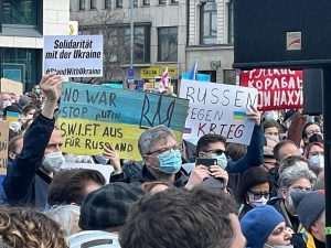 FRANKFURT/MÜNCHEN/STUTTGART: Zaustavite Putina! - Na tisuće prosvjednika u Njemačkoj izrazili solidarnost s ukrajinskim narodom FRANKFURT/MÜNCHEN/STUTTGART: Zaustavite Putina! - Na tisuće prosvjednika u Njemačkoj izrazili solidarnost s ukrajinskim narodom