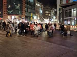 (FOTO i VIDEO) PROSVJEDI PROTIV KORONA MJERA U STUTTGARTU: Prosvjednici dali novo značenje pravilu 3G