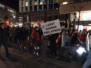 (FOTO i VIDEO) PROSVJEDI PROTIV KORONA MJERA U STUTTGARTU: Prosvjednici dali novo značenje pravilu 3G