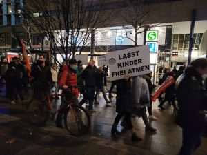 (FOTO i VIDEO) PROSVJEDI PROTIV KORONA MJERA U STUTTGARTU: Prosvjednici dali novo značenje pravilu 3G