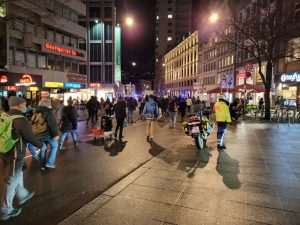 (FOTO i VIDEO) PROSVJEDI PROTIV KORONA MJERA U STUTTGARTU: Prosvjednici dali novo značenje pravilu 3G