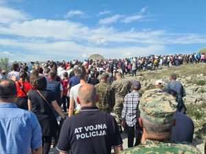 (FOTO)VIŠE OD DESET TISUĆA VJERNIKA POHODILO KRIŽNI PUT NA HUM KOD MOSTARA: Križ su nosili branitelji svih ratnih bojni grada Mostara (FOTO)VIŠE OD DESET TISUĆA VJERNIKA POHODILO KRIŽNI PUT NA HUM KOD MOSTARA: Križ su nosili branitelji svih ratnih bojni grada Mostara