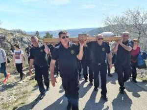 (FOTO)VIŠE OD DESET TISUĆA VJERNIKA POHODILO KRIŽNI PUT NA HUM KOD MOSTARA: Križ su nosili branitelji svih ratnih bojni grada Mostara (FOTO)VIŠE OD DESET TISUĆA VJERNIKA POHODILO KRIŽNI PUT NA HUM KOD MOSTARA: Križ su nosili branitelji svih ratnih bojni grada Mostara