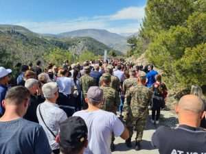 (FOTO)VIŠE OD DESET TISUĆA VJERNIKA POHODILO KRIŽNI PUT NA HUM KOD MOSTARA: Križ su nosili branitelji svih ratnih bojni grada Mostara (FOTO)VIŠE OD DESET TISUĆA VJERNIKA POHODILO KRIŽNI PUT NA HUM KOD MOSTARA: Križ su nosili branitelji svih ratnih bojni grada Mostara