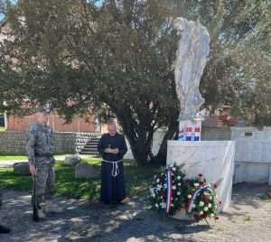 (FOTO) 30. OBLJETNICA UTEMELJENJA HVO-a: Kotorvarošani iz Stuttgarta i generalni konzul RH u Banjoj Luci zajedno u Kotor Varošu kotor varoš, spomenik