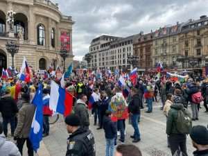 (FOTO) PRORUSKI I PROTURUSKI PROSVJEDI U FRANKFURTU: Na Opernplatzu u Frankfurtu proruski prosvjed, ukrajinski protuprosvjednici uzvikivali im “Putin ubojica” (FOTO) PRORUSKI I PROTURUSKI PROSVJEDI U FRANKFURTU: Na Opernplatzu u Frankfurtu proruski prosvjed, ukrajinski protuprosvjednici uzvikivali im “Putin ubojica”