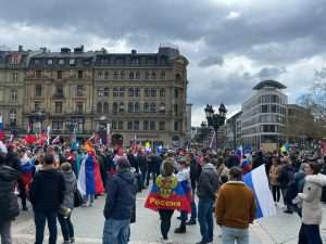 (FOTO) PRORUSKI I PROTURUSKI PROSVJEDI U FRANKFURTU: Na Opernplatzu u Frankfurtu proruski prosvjed, ukrajinski protuprosvjednici uzvikivali im “Putin ubojica” (FOTO) PRORUSKI I PROTURUSKI PROSVJEDI U FRANKFURTU: Na Opernplatzu u Frankfurtu proruski prosvjed, ukrajinski protuprosvjednici uzvikivali im “Putin ubojica”