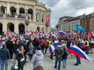 (FOTO) PRORUSKI I PROTURUSKI PROSVJEDI U FRANKFURTU: Na Opernplatzu u Frankfurtu proruski prosvjed, ukrajinski protuprosvjednici uzvikivali im “Putin ubojica” (FOTO) PRORUSKI I PROTURUSKI PROSVJEDI U FRANKFURTU: Na Opernplatzu u Frankfurtu proruski prosvjed, ukrajinski protuprosvjednici uzvikivali im “Putin ubojica”