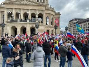 (FOTO) PRORUSKI I PROTURUSKI PROSVJEDI U FRANKFURTU: Na Opernplatzu u Frankfurtu proruski prosvjed, ukrajinski protuprosvjednici uzvikivali im “Putin ubojica” (FOTO) PRORUSKI I PROTURUSKI PROSVJEDI U FRANKFURTU: Na Opernplatzu u Frankfurtu proruski prosvjed, ukrajinski protuprosvjednici uzvikivali im “Putin ubojica”
