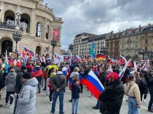 (FOTO) PRORUSKI I PROTURUSKI PROSVJEDI U FRANKFURTU: Na Opernplatzu u Frankfurtu proruski prosvjed, ukrajinski protuprosvjednici uzvikivali im “Putin ubojica” (FOTO) PRORUSKI I PROTURUSKI PROSVJEDI U FRANKFURTU: Na Opernplatzu u Frankfurtu proruski prosvjed, ukrajinski protuprosvjednici uzvikivali im “Putin ubojica”