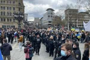 (FOTO) PRORUSKI I PROTURUSKI PROSVJEDI U FRANKFURTU: Na Opernplatzu u Frankfurtu proruski prosvjed, ukrajinski protuprosvjednici uzvikivali im “Putin ubojica” (FOTO) PRORUSKI I PROTURUSKI PROSVJEDI U FRANKFURTU: Na Opernplatzu u Frankfurtu proruski prosvjed, ukrajinski protuprosvjednici uzvikivali im “Putin ubojica”