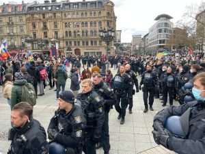 (FOTO) PRORUSKI I PROTURUSKI PROSVJEDI U FRANKFURTU: Na Opernplatzu u Frankfurtu proruski prosvjed, ukrajinski protuprosvjednici uzvikivali im “Putin ubojica” (FOTO) PRORUSKI I PROTURUSKI PROSVJEDI U FRANKFURTU: Na Opernplatzu u Frankfurtu proruski prosvjed, ukrajinski protuprosvjednici uzvikivali im “Putin ubojica”