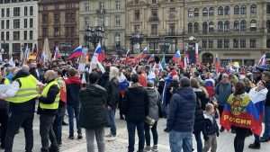 (FOTO) PRORUSKI I PROTURUSKI PROSVJEDI U FRANKFURTU: Na Opernplatzu u Frankfurtu proruski prosvjed, ukrajinski protuprosvjednici uzvikivali im “Putin ubojica” (FOTO) PRORUSKI I PROTURUSKI PROSVJEDI U FRANKFURTU: Na Opernplatzu u Frankfurtu proruski prosvjed, ukrajinski protuprosvjednici uzvikivali im “Putin ubojica”