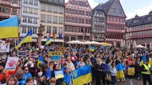 (FOTO) PRORUSKI I PROTURUSKI PROSVJEDI U FRANKFURTU: Na Opernplatzu u Frankfurtu proruski prosvjed, ukrajinski protuprosvjednici uzvikivali im “Putin ubojica” (FOTO) PRORUSKI I PROTURUSKI PROSVJEDI U FRANKFURTU: Na Opernplatzu u Frankfurtu proruski prosvjed, ukrajinski protuprosvjednici uzvikivali im “Putin ubojica”