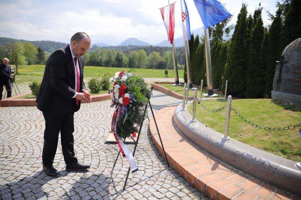 (FOTO)OBILJEŽAVANJE 77. OBLJETNICE: Veleposlanik Glunčić položio vijence i zapalio svijeće žrtvama Bleiburške tragedije veleposlanik Glunčić polaže vijence