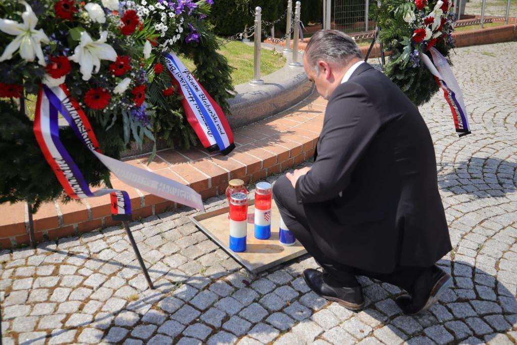 (FOTO)OBILJEŽAVANJE 77. OBLJETNICE: Veleposlanik Glunčić položio vijence i zapalio svijeće žrtvama Bleiburške tragedije veleposlanik Glunčić pali svijeće