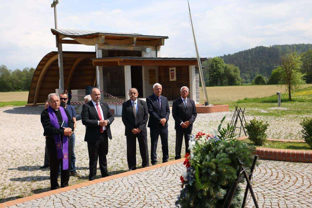 (FOTO)OBILJEŽAVANJE 77. OBLJETNICE: Veleposlanik Glunčić položio vijence i zapalio svijeće žrtvama Bleiburške tragedije (FOTO)OBILJEŽAVANJE 77. OBLJETNICE: Veleposlanik Glunčić položio vijence i zapalio svijeće žrtvama Bleiburške tragedije