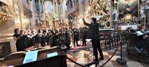 LITURGIJSKA POSLASTICA U BEČU: Varaždinski zbor mladih “Via” i  solisti oduševili Papandopulovom “Hrvatskom misom”