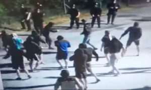 ZBOG NAPADA NAVIJAČA NA POLICIJU: Određen istražni zatvor za 42 izgrednika, riječ je o 31 punoljetnom muškarcu i 11 mlađih punoljetnika ZBOG NAPADA NAVIJAČA NA POLICIJU: Određen istražni zatvor za 42 izgrednika, riječ je o 31 punoljetnom muškarcu i 11 mlađih punoljetnika