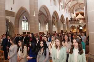 (FOTO) VELIKO SLAVLJE U HAGENU: Mladi i djeca primili sakramente Svete Potvrde i Svete Pričesti