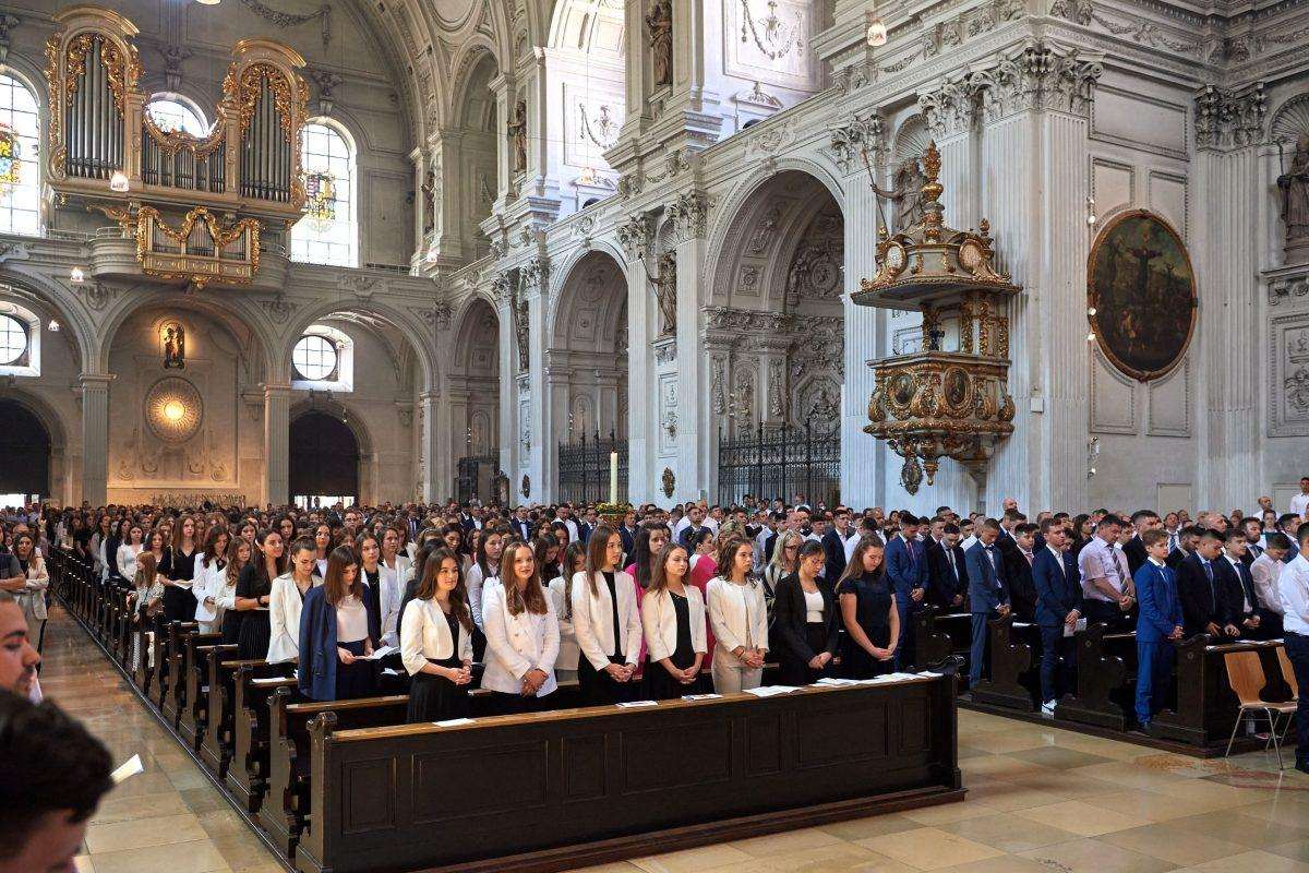 HKŽ MÜNCHEN: Kardinal Reinhard Marx podijelio sakrament Svete potvrde za 215 djevojaka i mladića HKŽ MÜNCHEN: Kardinal Reinhard Marx podijelio sakrament Svete potvrde za 215 djevojaka i mladića