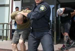 ZBOG NAPADA NAVIJAČA NA POLICIJU: Određen istražni zatvor za 42 izgrednika, riječ je o 31 punoljetnom muškarcu i 11 mlađih punoljetnika ZBOG NAPADA NAVIJAČA NA POLICIJU: Određen istražni zatvor za 42 izgrednika, riječ je o 31 punoljetnom muškarcu i 11 mlađih punoljetnika