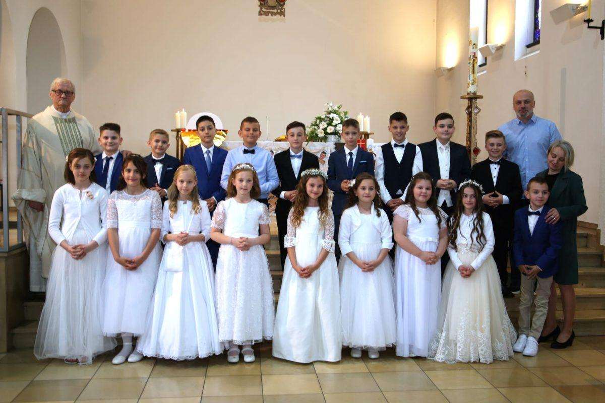 (FOTO) PRVA SVETA PRIČEST U PFORZHEIMU: Sakramentu euharistije po prvi puta pristupilo 18 prvopričesnika (FOTO) PRVA SVETA PRIČEST U PFORZHEIMU: Sakramentu euharistije po prvi puta pristupilo 18 prvopričesnika