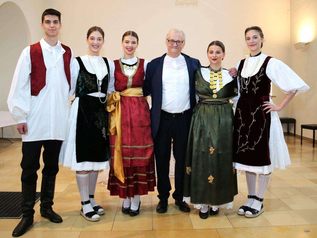(FOTO) PRVA SVETA PRIČEST U PFORZHEIMU: Sakramentu euharistije po prvi puta pristupilo 18 prvopričesnika (FOTO) PRVA SVETA PRIČEST U PFORZHEIMU: Sakramentu euharistije po prvi puta pristupilo 18 prvopričesnika