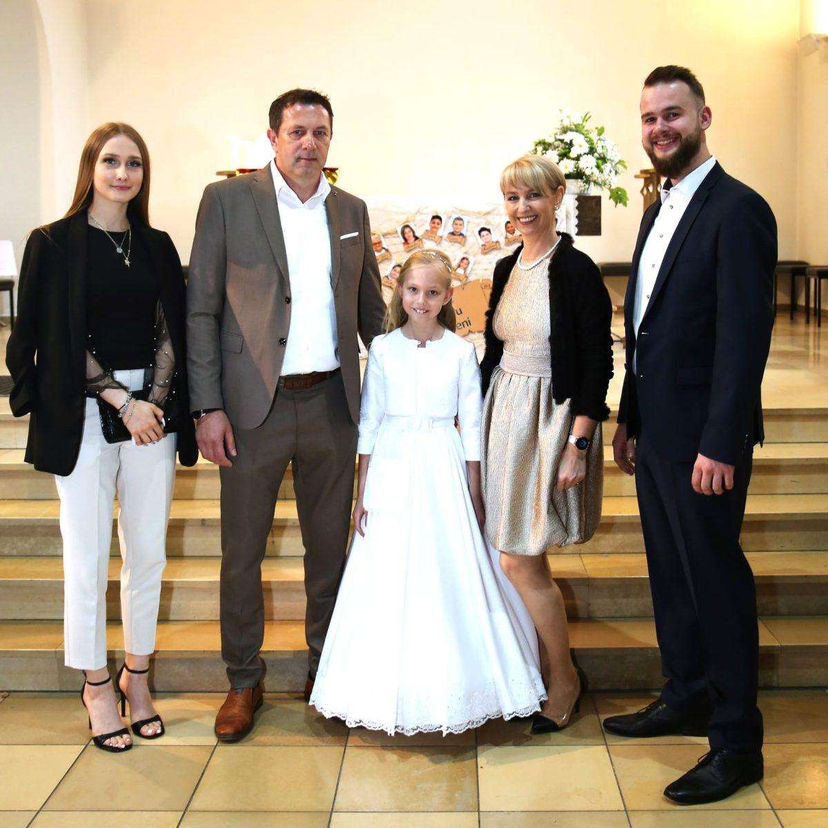 (FOTO) PRVA SVETA PRIČEST U PFORZHEIMU: Sakramentu euharistije po prvi puta pristupilo 18 prvopričesnika (FOTO) PRVA SVETA PRIČEST U PFORZHEIMU: Sakramentu euharistije po prvi puta pristupilo 18 prvopričesnika