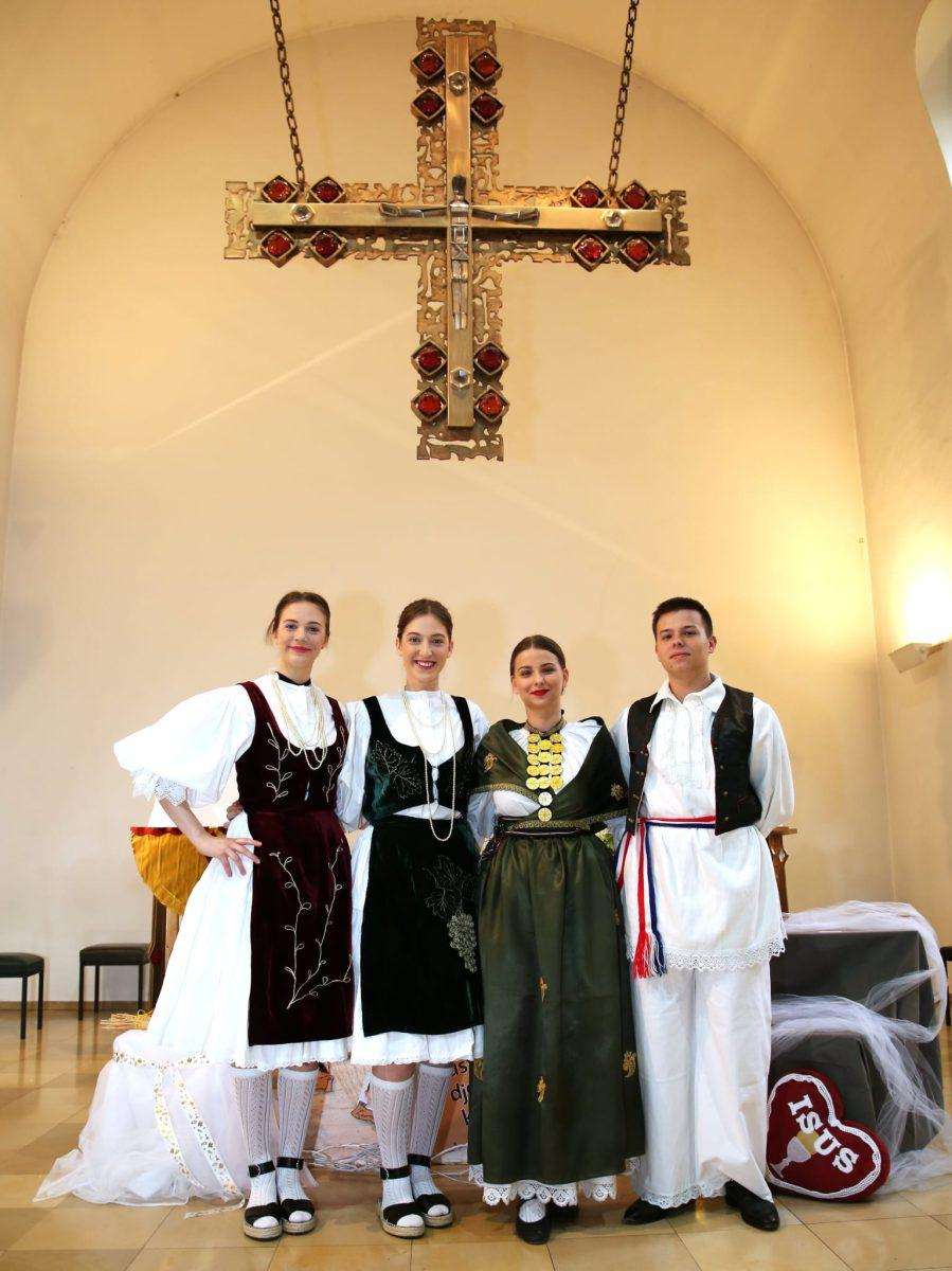 (FOTO) PRVA SVETA PRIČEST U PFORZHEIMU: Sakramentu euharistije po prvi puta pristupilo 18 prvopričesnika (FOTO) PRVA SVETA PRIČEST U PFORZHEIMU: Sakramentu euharistije po prvi puta pristupilo 18 prvopričesnika