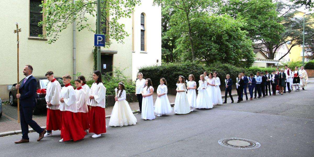 (FOTO) PRVA SVETA PRIČEST U PFORZHEIMU: Sakramentu euharistije po prvi puta pristupilo 18 prvopričesnika (FOTO) PRVA SVETA PRIČEST U PFORZHEIMU: Sakramentu euharistije po prvi puta pristupilo 18 prvopričesnika