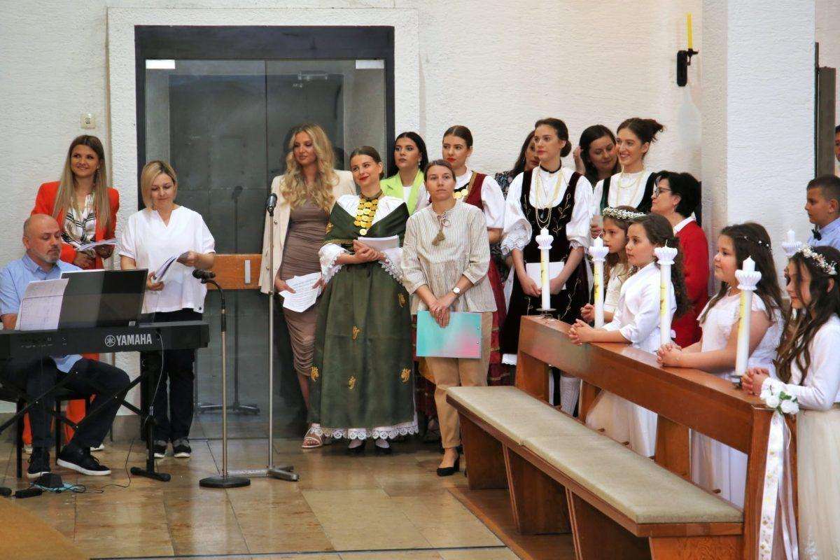 (FOTO) PRVA SVETA PRIČEST U PFORZHEIMU: Sakramentu euharistije po prvi puta pristupilo 18 prvopričesnika (FOTO) PRVA SVETA PRIČEST U PFORZHEIMU: Sakramentu euharistije po prvi puta pristupilo 18 prvopričesnika