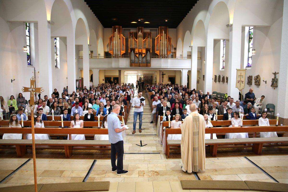 (FOTO) PRVA SVETA PRIČEST U PFORZHEIMU: Sakramentu euharistije po prvi puta pristupilo 18 prvopričesnika (FOTO) PRVA SVETA PRIČEST U PFORZHEIMU: Sakramentu euharistije po prvi puta pristupilo 18 prvopričesnika