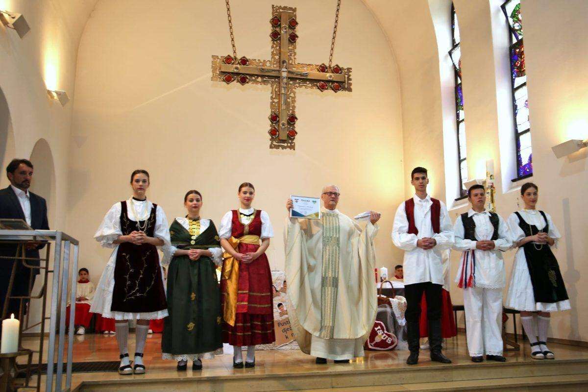 (FOTO) PRVA SVETA PRIČEST U PFORZHEIMU: Sakramentu euharistije po prvi puta pristupilo 18 prvopričesnika (FOTO) PRVA SVETA PRIČEST U PFORZHEIMU: Sakramentu euharistije po prvi puta pristupilo 18 prvopričesnika