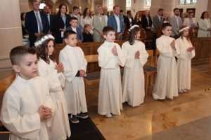 (FOTO) VELIKO SLAVLJE U HAGENU: Mladi i djeca primili sakramente Svete Potvrde i Svete Pričesti