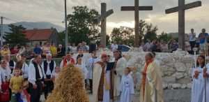 "SVITNJACI" ZA UOČNICU SV. IVANU KRSTITELJU: Umirovljeni vrhbosanski nadbiskup i kardinala Vinko Puljić predvodio sv. misu i procesiju u Podhumu kod Livna