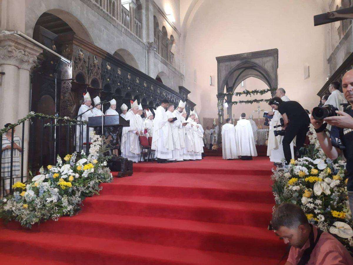 (FOTO i VIDEO ) VELIKI DOGAĐAJ: Prvo biskupsko ređenje u Zadru nakon 32 godine (FOTO i VIDEO ) VELIKI DOGAĐAJ: Prvo biskupsko ređenje u Zadru nakon 32 godine