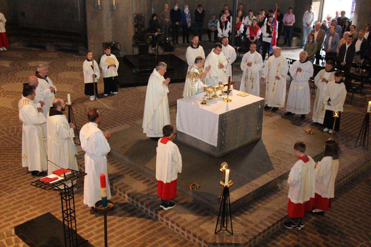 (FOTO) NAKON DVIJE GODINE: Hrvatski vjernici ponovno hodočastili Majci Božjoj u Neviges (FOTO) NAKON DVIJE GODINE: Hrvatski vjernici ponovno hodočastili Majci Božjoj u Neviges