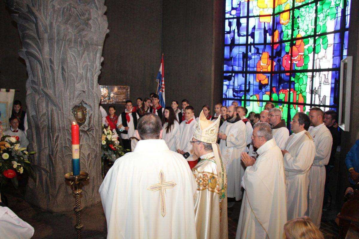 (FOTO) NAKON DVIJE GODINE: Hrvatski vjernici ponovno hodočastili Majci Božjoj u Neviges (FOTO) NAKON DVIJE GODINE: Hrvatski vjernici ponovno hodočastili Majci Božjoj u Neviges