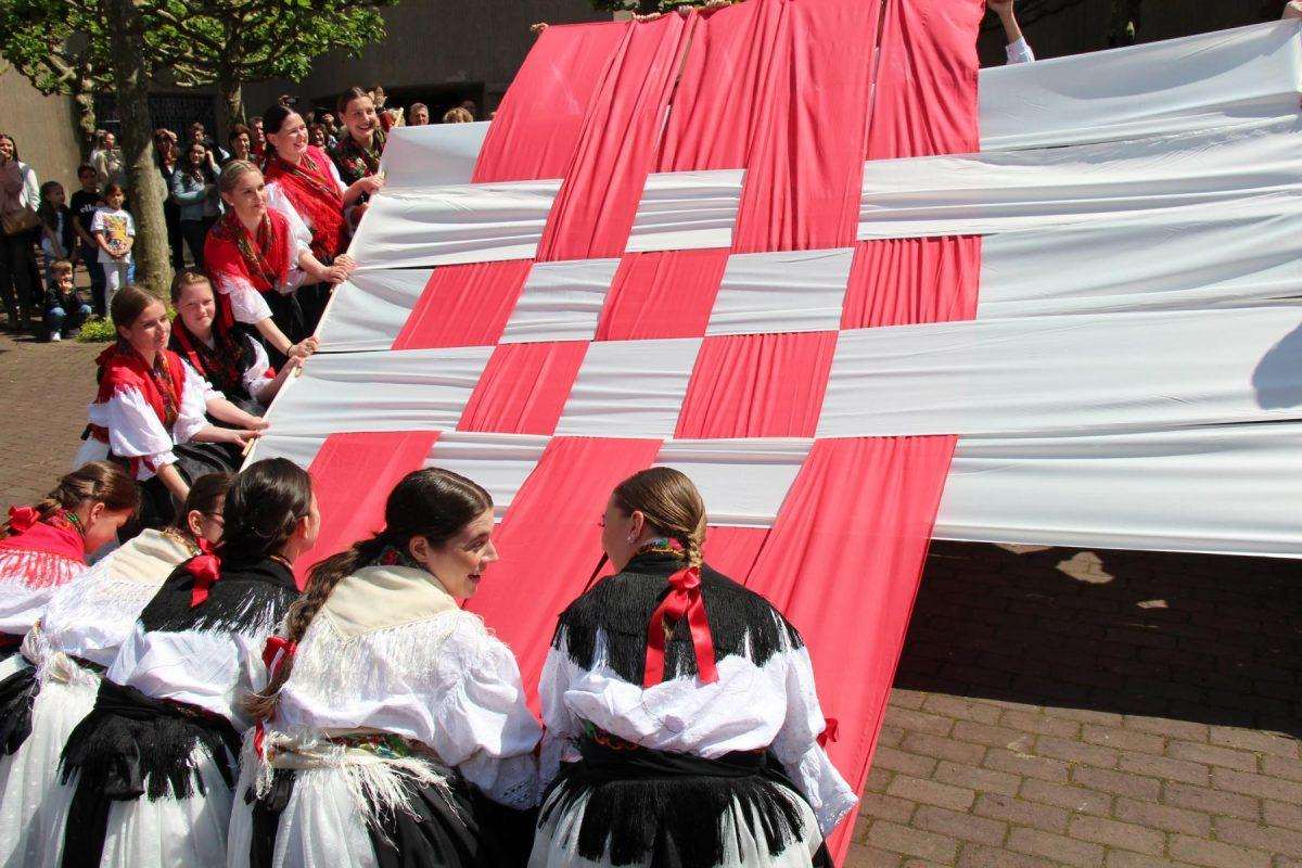 (FOTO) NAKON DVIJE GODINE: Hrvatski vjernici ponovno hodočastili Majci Božjoj u Neviges (FOTO) NAKON DVIJE GODINE: Hrvatski vjernici ponovno hodočastili Majci Božjoj u Neviges