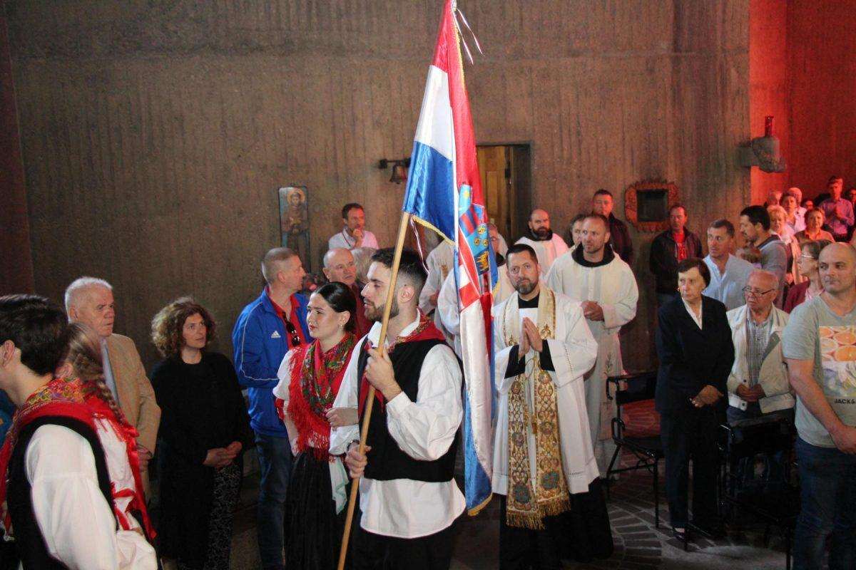 (FOTO) NAKON DVIJE GODINE: Hrvatski vjernici ponovno hodočastili Majci Božjoj u Neviges (FOTO) NAKON DVIJE GODINE: Hrvatski vjernici ponovno hodočastili Majci Božjoj u Neviges