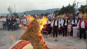 "SVITNJACI" ZA UOČNICU SV. IVANU KRSTITELJU: Umirovljeni vrhbosanski nadbiskup i kardinala Vinko Puljić predvodio sv. misu i procesiju u Podhumu kod Livna