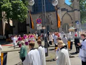 (FOTO) TIJELOVO U KÖLNU: Hrvati tradicionalno sudjelovali u procesiji i svetoj misi, hrvatska zastava vijorila se središtem grada
