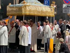 (FOTO) TIJELOVO U KÖLNU: Hrvati tradicionalno sudjelovali u procesiji i svetoj misi, hrvatska zastava vijorila se središtem grada