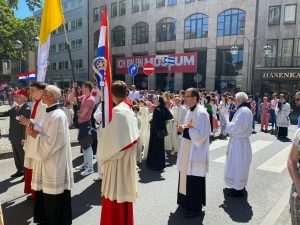 (FOTO) TIJELOVO U KÖLNU: Hrvati tradicionalno sudjelovali u procesiji i svetoj misi, hrvatska zastava vijorila se središtem grada