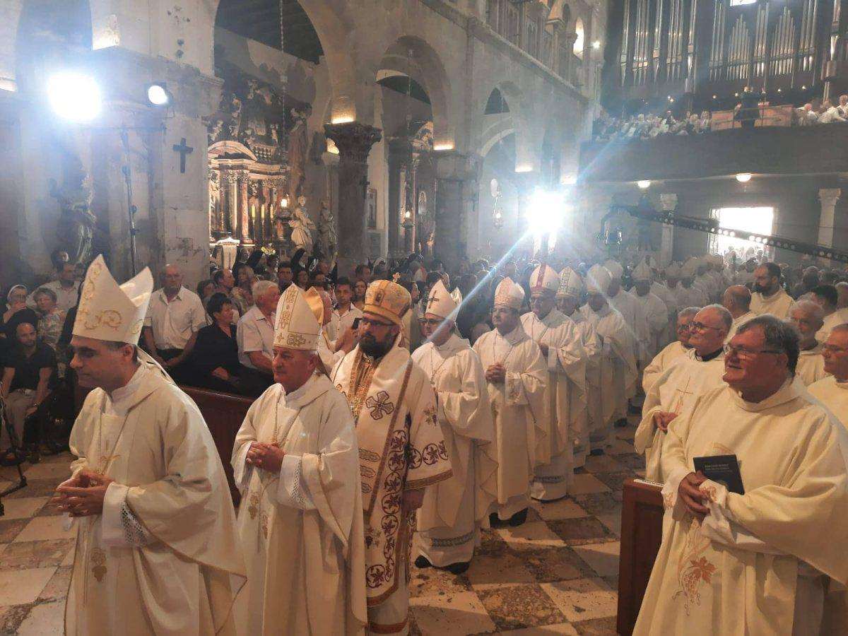 (FOTO i VIDEO ) VELIKI DOGAĐAJ: Prvo biskupsko ređenje u Zadru nakon 32 godine (FOTO i VIDEO ) VELIKI DOGAĐAJ: Prvo biskupsko ređenje u Zadru nakon 32 godine